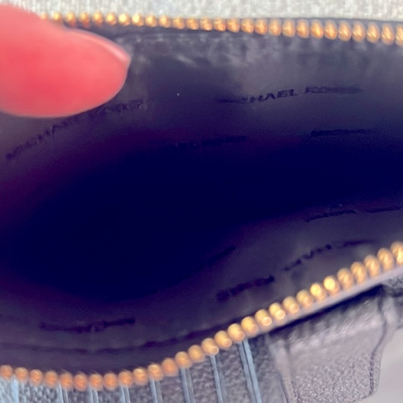 ❌SOLD!!❌Michael Kors wristlet - Picture 6 of 9